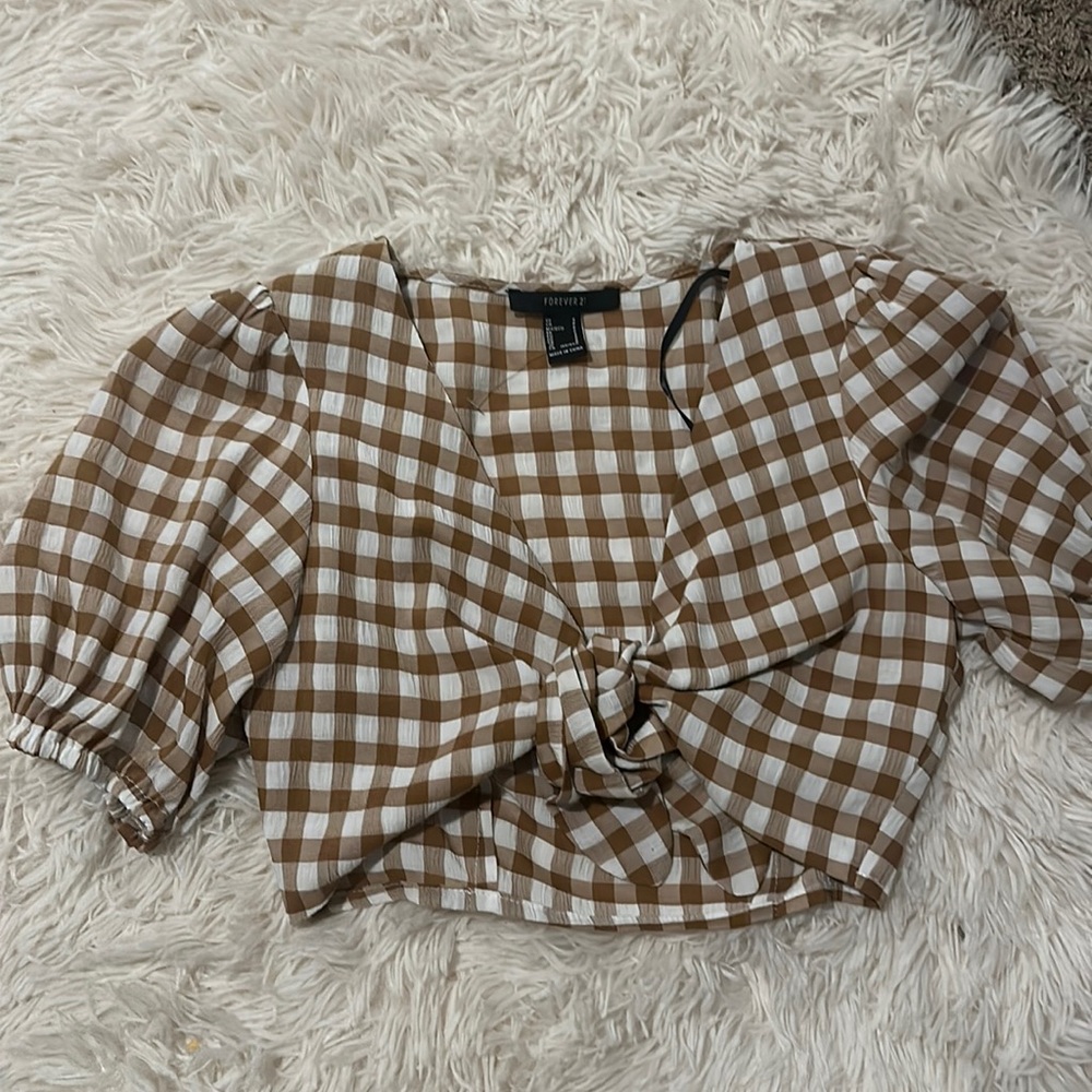 This cute tie in the from crop shirt pattern (never been worn just took off tag)